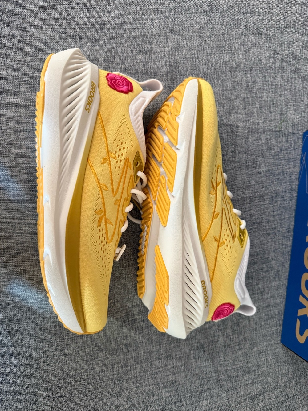 Brooks Yellow and White Men’s Running Shoes. - Picture 2 of 7